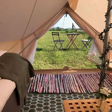 Helles Have Glamping Lyxtält Stege