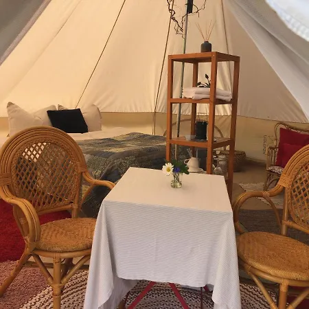 Helles Have Glamping Lyxtält Stege