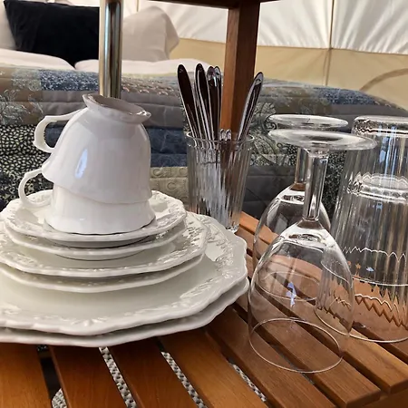 Helles Have Glamping Lyxtält Stege