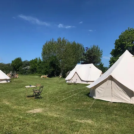 Helles Have Glamping Lyxtält Stege